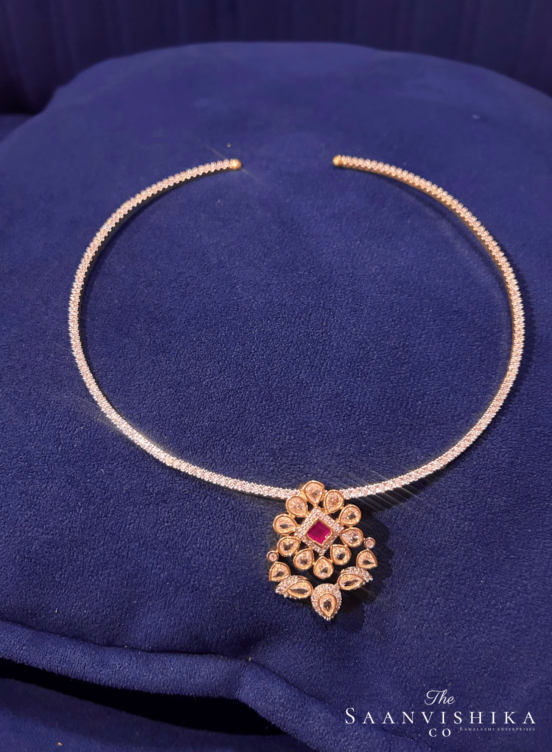 Kante with Detachable Pendant