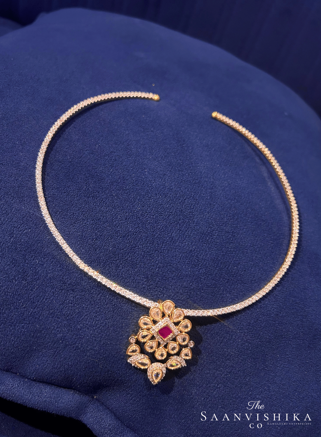 Kante with Detachable Pendant