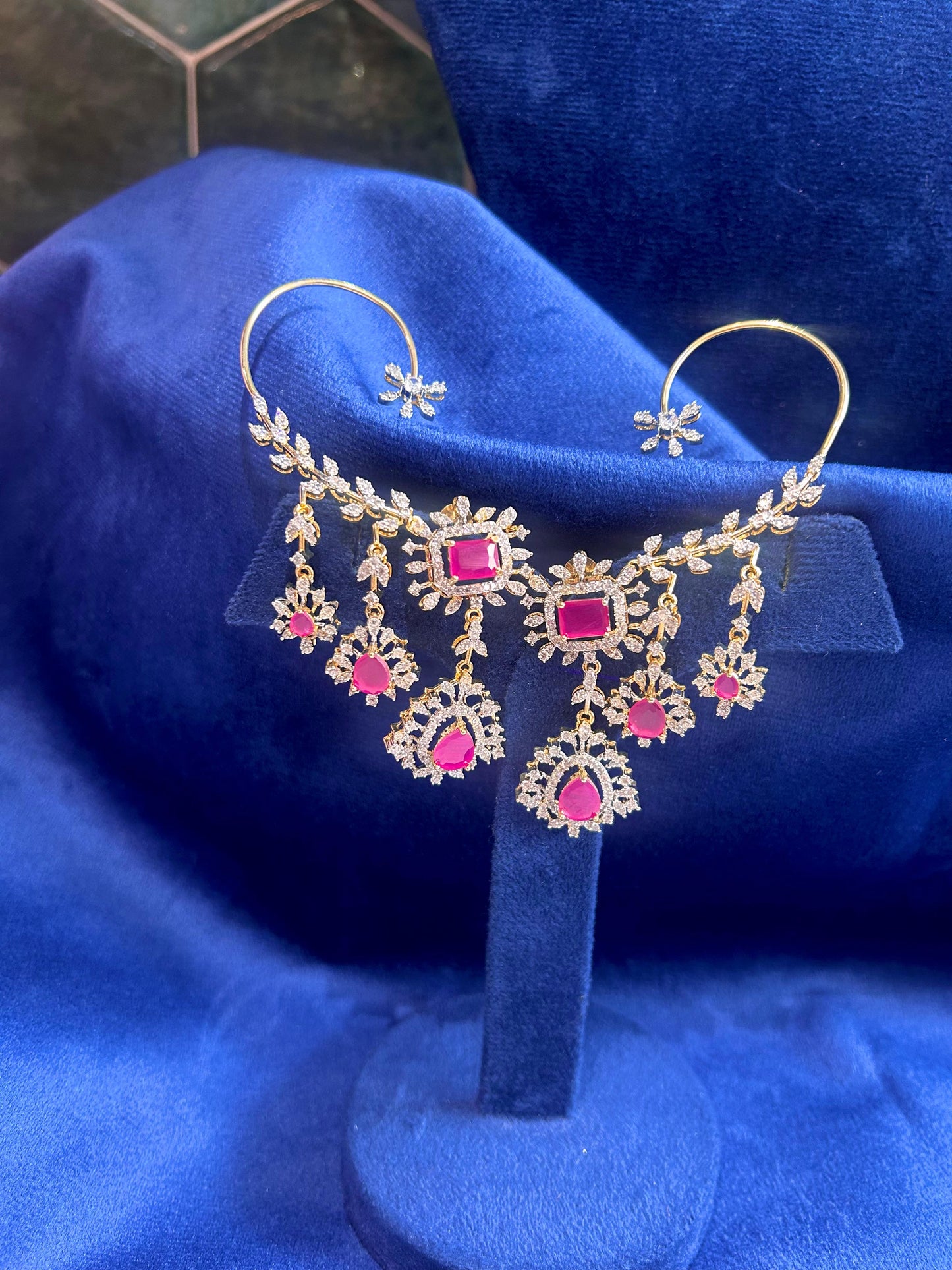 [PRE BOOKING] Grand Crystal Hanging Earcuffs (Red)